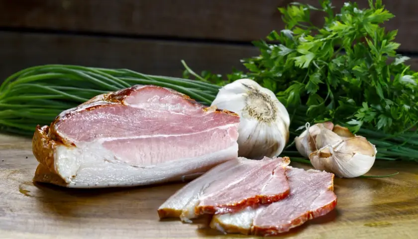 Wędzony boczek, czosnek i szczypiorek. Zastanawiasz się, ile parzyć boczki po wędzeniu?