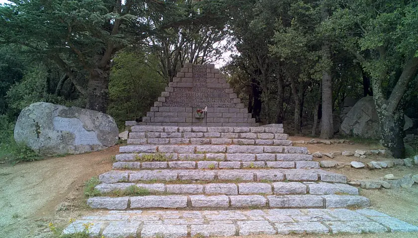 Monumento en la ruta de l'exili, con escalinata de piedra y un gran monolito.