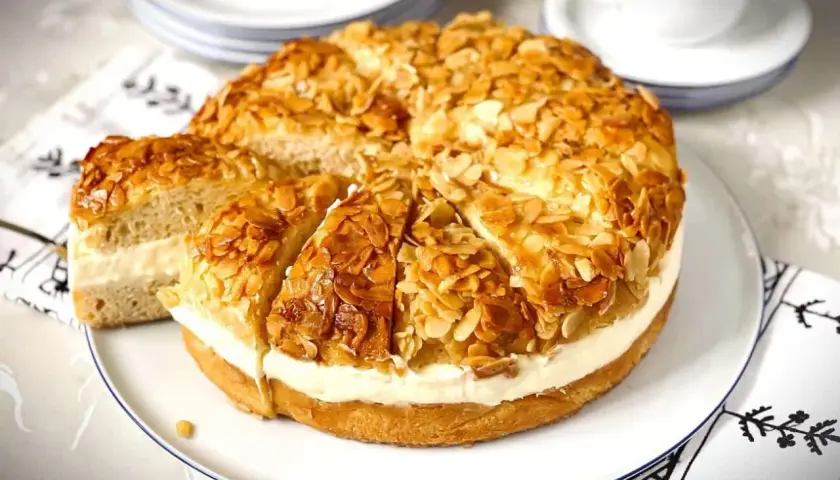 Ein köstlicher Bienenstich Kuchen mit Mandeldecke und cremiger Füllung. Dieses Bienenstich Rezept ist ein Klassiker.