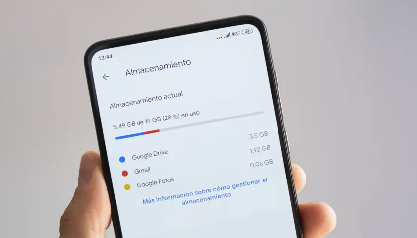 Pantalla de móvil mostrando el uso de almacenamiento, con Google Drive, Gmail y Google Fotos. Así se ve qué es Google One.