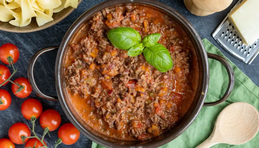 Herzhafte Bolognese-Sauce, perfekt für italienische Spaghetti-Gerichte. Frische Tomaten und Basilikum runden das Rezept ab.