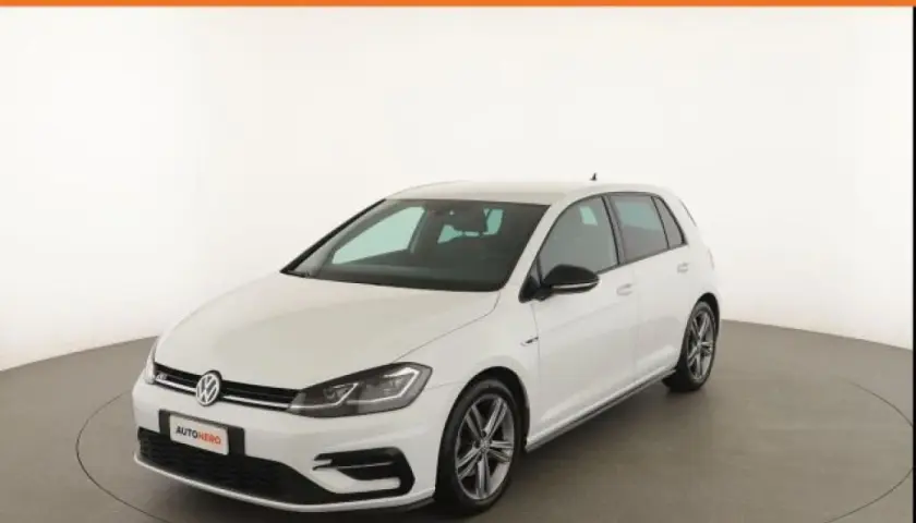 Macchina Golf 7 bianca, sportiva e moderna, pronta per nuove avventure.