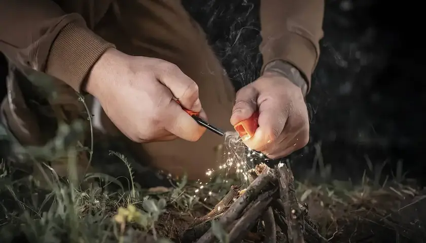 Rozpalanie ogniska krzesiwem to podstawa bushcraftu. Wiedza, jak to zrobić, jest kluczowa.