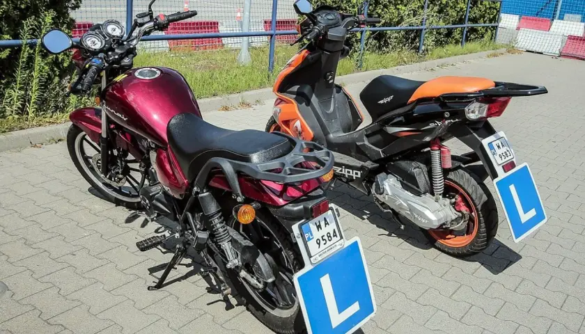 Dwa pojazdy, motocykl i skuter, gotowe do nauki jazdy na prawo jazdy AM.