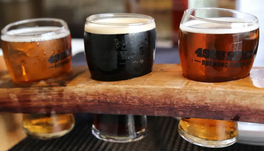 Degustacja piwa niepasteryzowanego: jasne, ciemne i bursztynowe w szklankach z logo browaru.