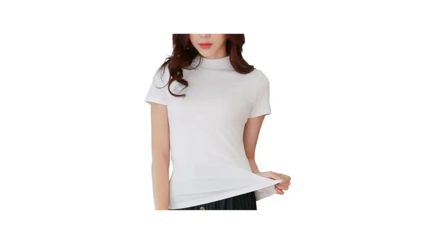 Frau in weißem T-Shirt mit Stehkragen und kurzen Ärmeln.