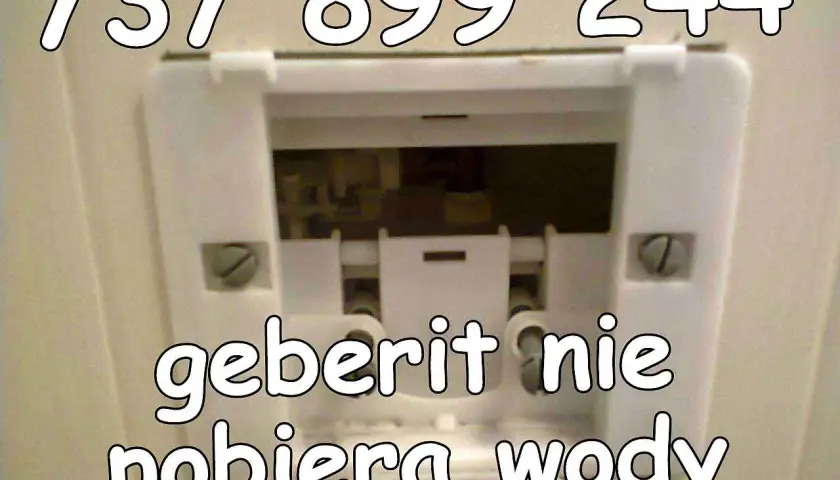 Widok mechanizmu spłuczki Geberit z widocznym numerem telefonu i tekstem "geberit nie pobiera wody".