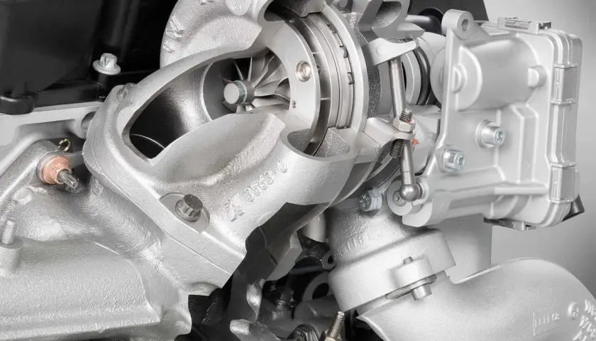 Silnik z podwójnym turbodoładowaniem, zapewniający twin power turbo.