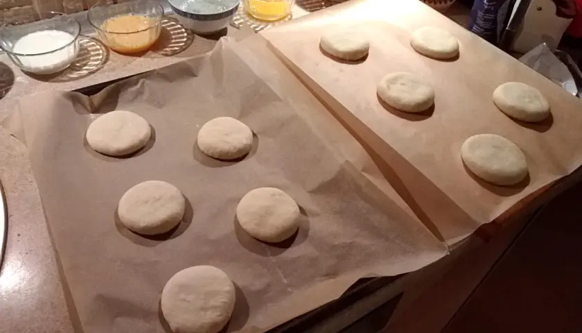 Ile piec bułki do hamburgerów, aby były idealnie rumiane?