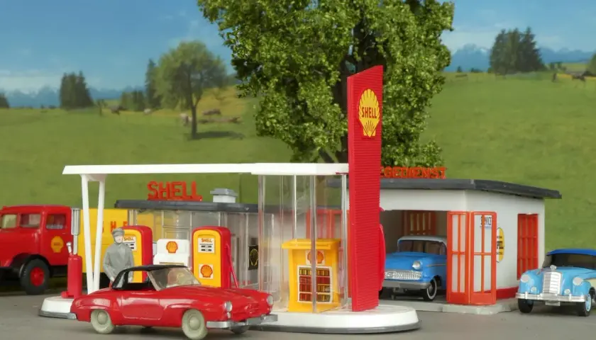 Miniaturowe stacje paliw Shell z prysznicem, gdzie kierowcy mogą odświeżyć się po długiej podróży.