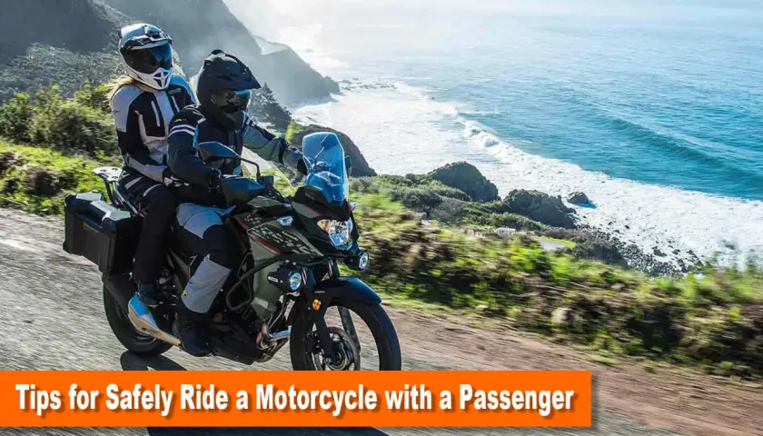 Coppia in moto lungo la costa, con il passeggero in posizione sicura.