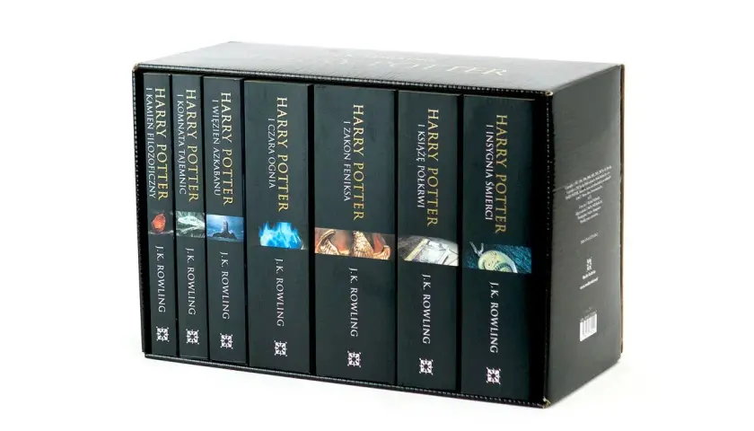 Kolekcja książek Harry Potter, w tym "Harry Potter i Komnata Tajemnic", w czarnym pudełku.