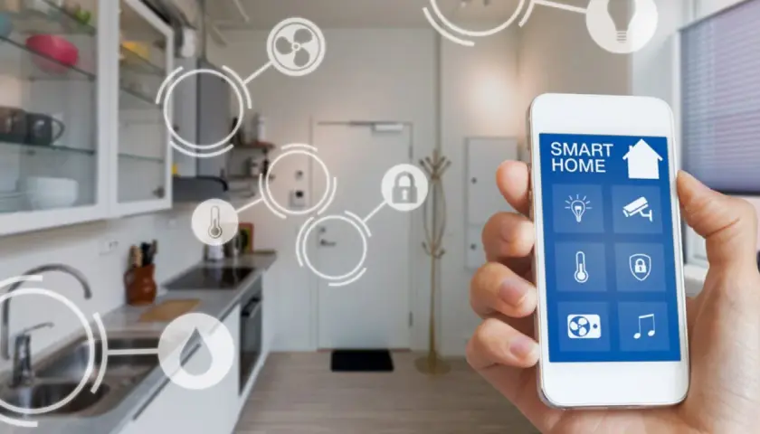 Controla tu hogar inteligente desde tu móvil. La app muestra iconos de luz, cámara, termómetro, cerradura, ventilador y música.