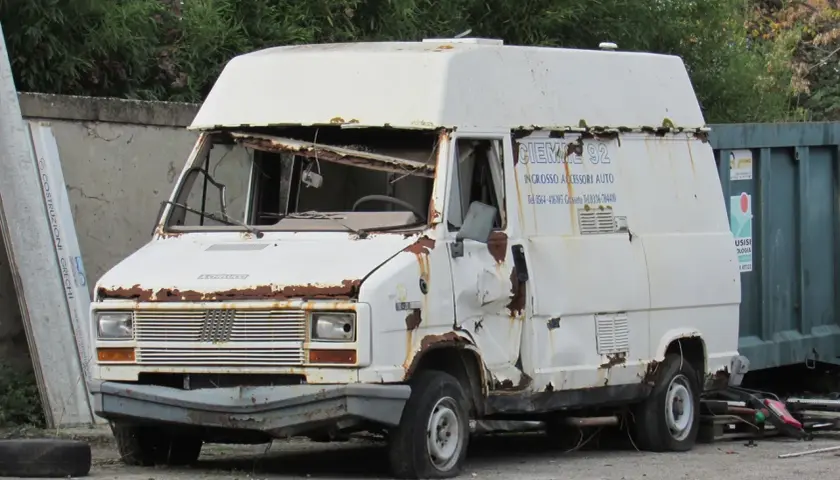 Fiat Ducato 2.3 Multijet 130 CV con graves problemas: óxido, parabrisas roto y abolladuras. Parece abandonada.