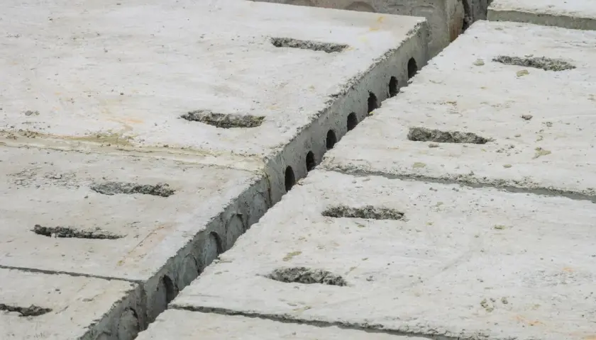 Reihen von Betonplatten mit rechteckigen Aussparungen. Die faserbeton mindestdicke ist hier gut erkennbar.