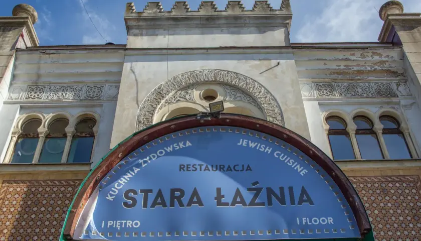 Tarnów stara łaźnia, dawniej miejsce kąpieli, dziś restauracja serwująca kuchnię żydowską. Architektura budynku zachwyca.