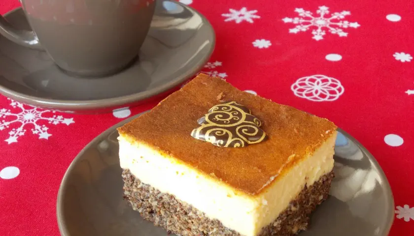Pyszny seromakowiec z gotowej masy makowej i sera z wiaderka, bez spodu, ozdobiony czekoladową choinką.