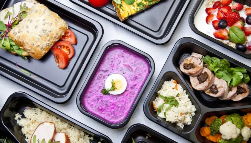 Pyszne posiłki z cateringu slim dieta: kanapka, chłodnik, jogurt z owocami, mięso z ryżem i warzywa.