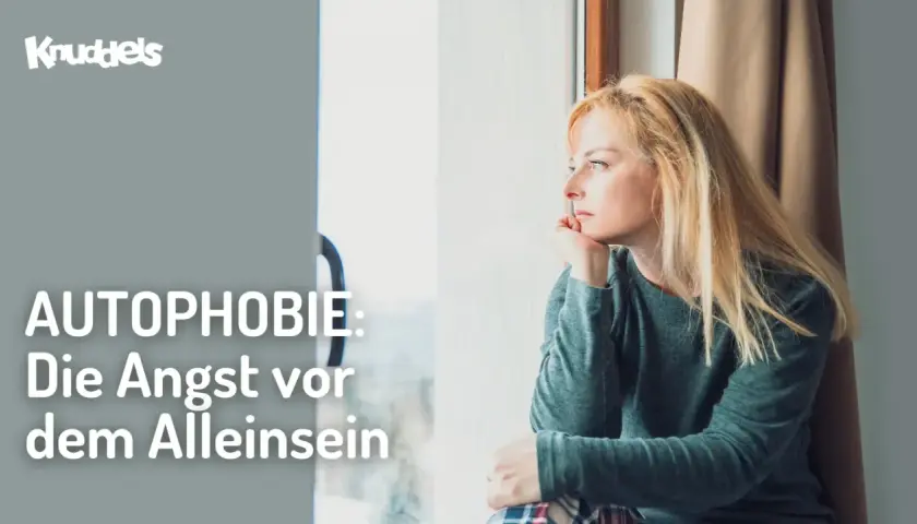Eine Frau blickt nachdenklich aus dem Fenster. Der Text "AUTOPHOBIE: Die Angst vor dem Alleinsein" thematisiert diese psychische Herausforderung.