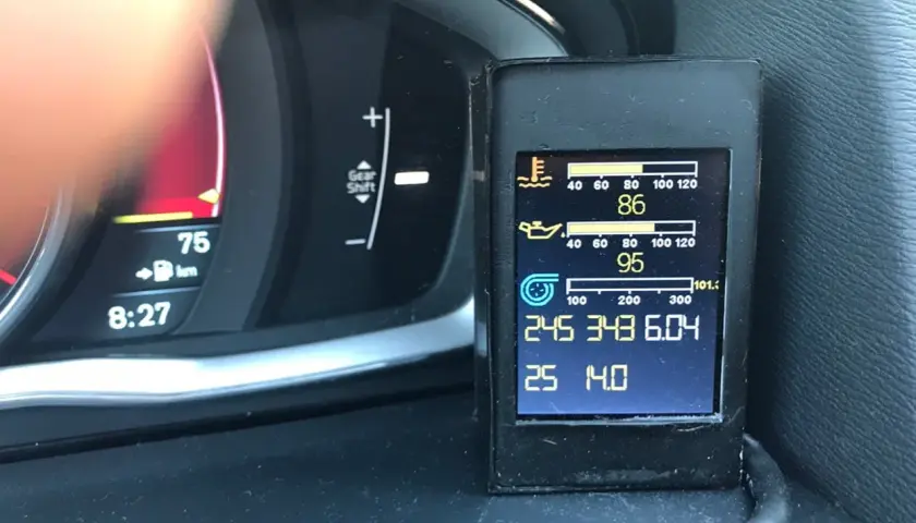 Wskaźniki w Volvo V50 2.0D pokazują temperaturę 86°C i ciśnienie oleju 95°C. Dodatkowy wyświetlacz pokazuje dane turbiny, potencjalne objawy problemów.