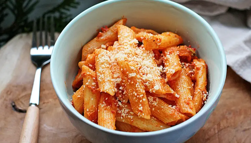 Penne w kremowym sosie pomidorowym, posypane parmezanem. Idealny sos śmietanowy do makaronu.