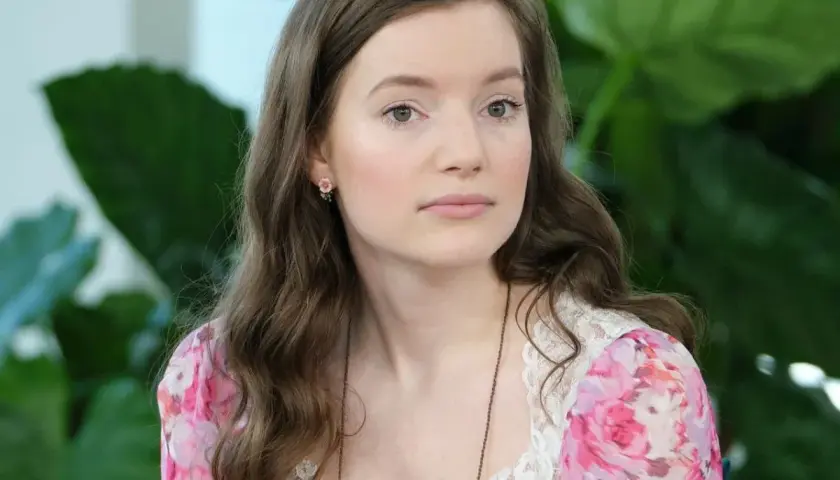 Sanah w kwiecistej sukience, z kolczykami w kształcie kwiatów, wygląda jakby przygotowywała się do ślubu.