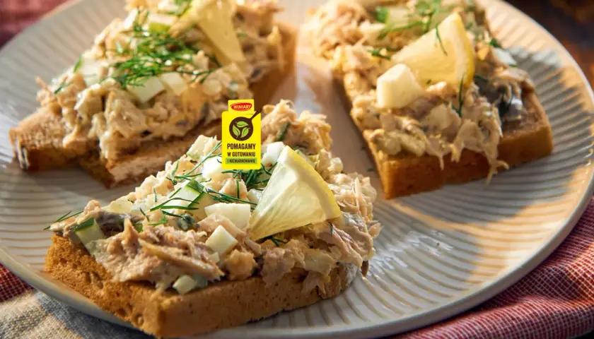 Pyszna pasta z makreli z jajkiem i ogórkiem na grzankach, ozdobiona koperkiem i cytryną. Idealna na szybką przekąskę.