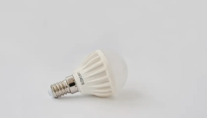 Biała żarówka LED 4W. Ile to wat? Ta energooszczędna żarówka LED ma moc 4W, co odpowiada tradycyjnej żarówce o mocy ok. 40W.
