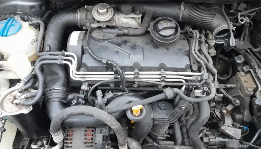 Silnik 1.9 TDI 105 KM, widok z góry. Widać turbosprężarkę, przewody paliwowe i układ dolotowy.