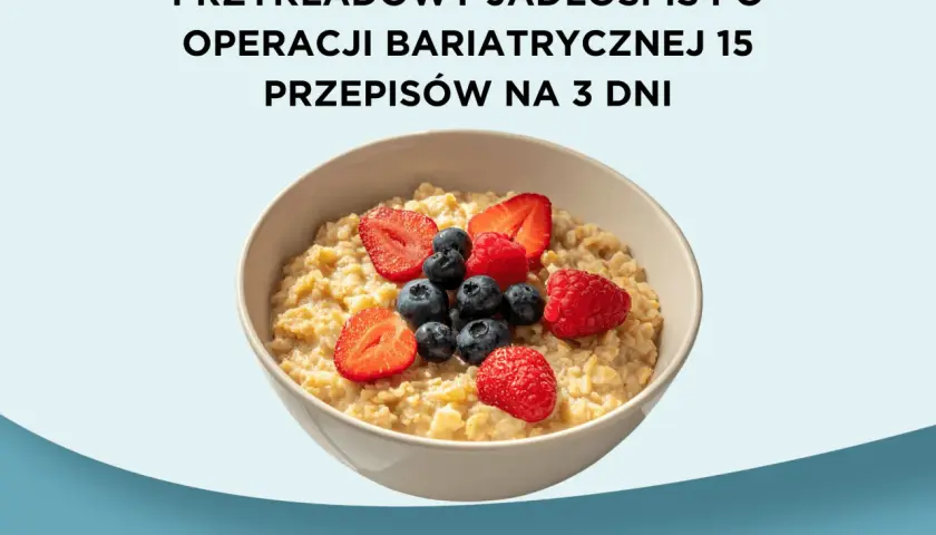 Miseczka owsianki z jagodami i truskawkami.