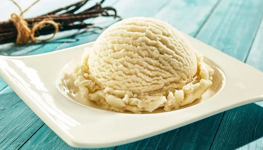 Une boule d'une délicieuse glace maison sans sorbetière, aux gousses de vanille.