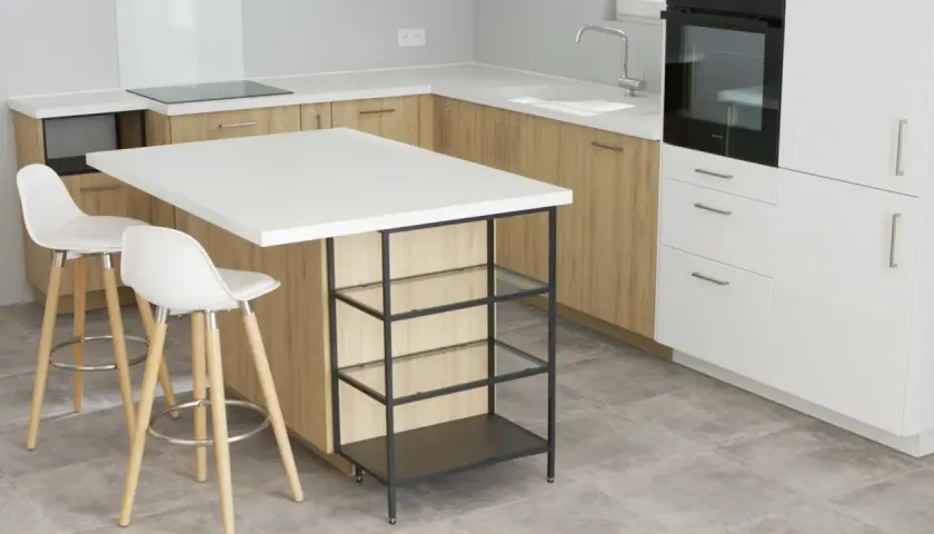 Un'elegante isola cucina fai da te con piano bianco e mensole in vetro, perfetta per una cucina moderna.