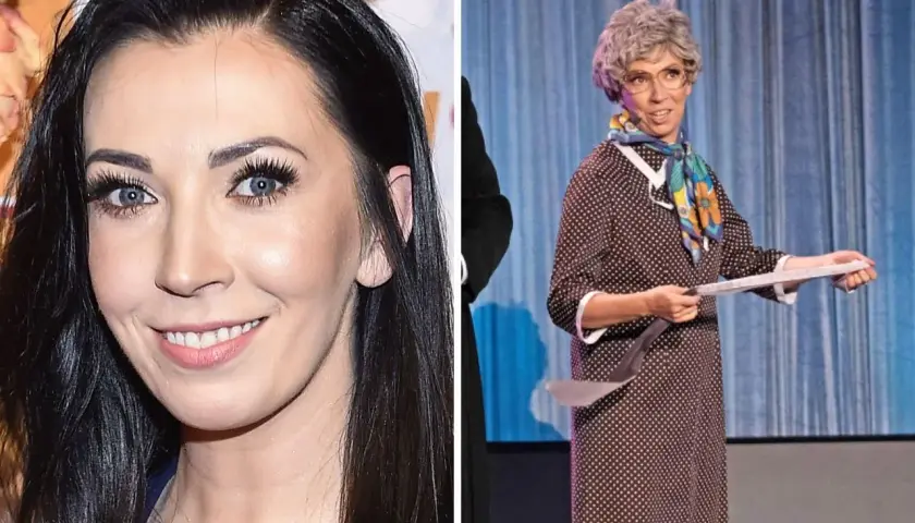 Krystyna z Kabaretu Nowaki w stroju starszej pani, z siwą peruką i w grochy.