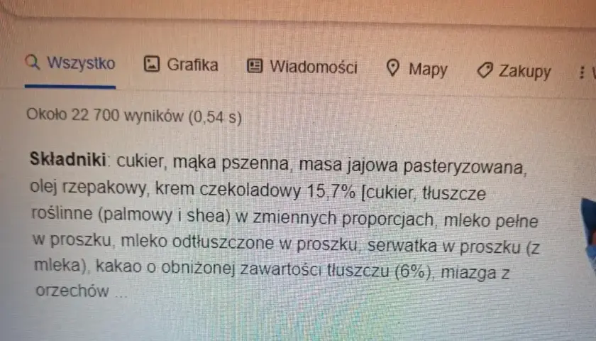 Szukasz informacji, ile kcal ma babeczka Wedel? Na ekranie widać składniki tej słodkości: cukier, mąka, krem czekoladowy.
