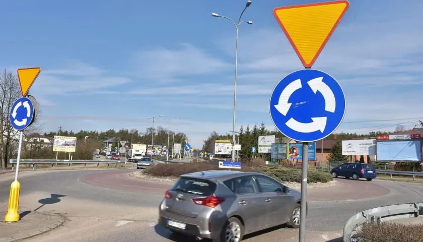 Rondo z ruchem okrężnym. Kierowca mógłby dostać mandat za wymuszenie pierwszeństwa bez kolizji, gdyby nie ustąpił pierwszeństwa pojazdom na rondzie.