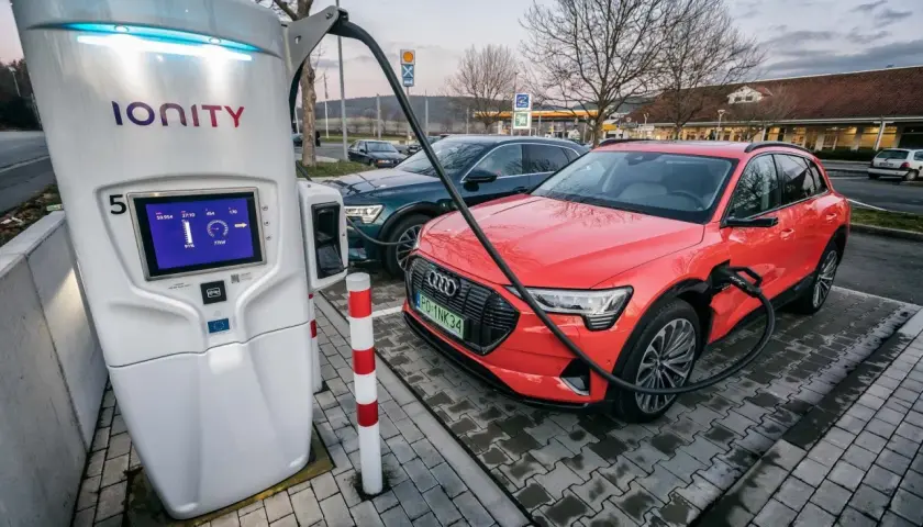 Ładowanie Audi e-tron na stacji Ionity. Ekran pokazuje 91% naładowania i moc 77kW. Ile kosztuje naładowanie akumulatora 4Ah?