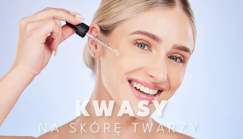 Uśmiechnięta kobieta aplikuje kroplę serum z pipetki na skórę twarzy. Kwasy na twarz dla pięknej cery.