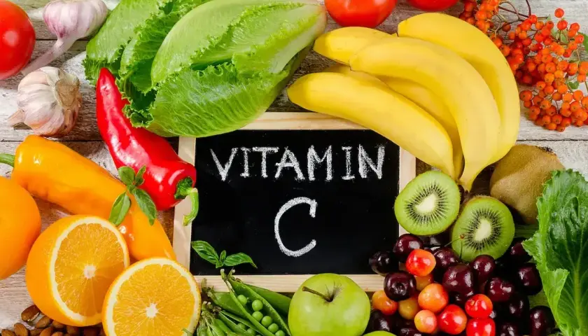 Pomarańcze, kiwi i papryka na tablicy z napisem "Witamina C" sugerują, jaki owoc ma najwięcej witaminy C.