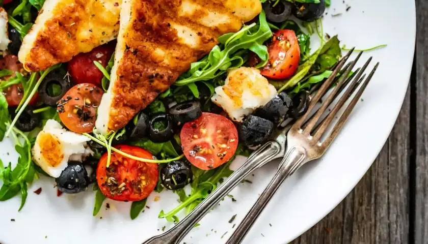 Sałatka z grillowanym halloumi, pomidorkami i oliwkami. Pyszne i zdrowe halloumi kcal.