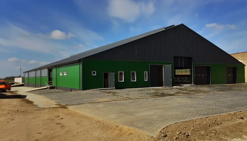 Nowy, zielono-szary budynek gospodarczy, idealny jako projekt obory na 20 krów. Gotowy na przyjęcie zwierząt.