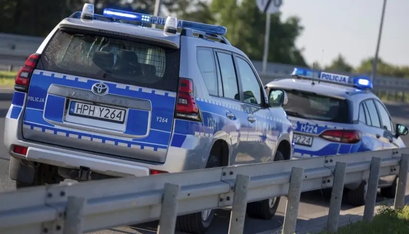 Dwie policyjne terenówki z włączonymi sygnałami świetlnymi. Zastanawiasz się, jakie służby mundurowe wybrać?