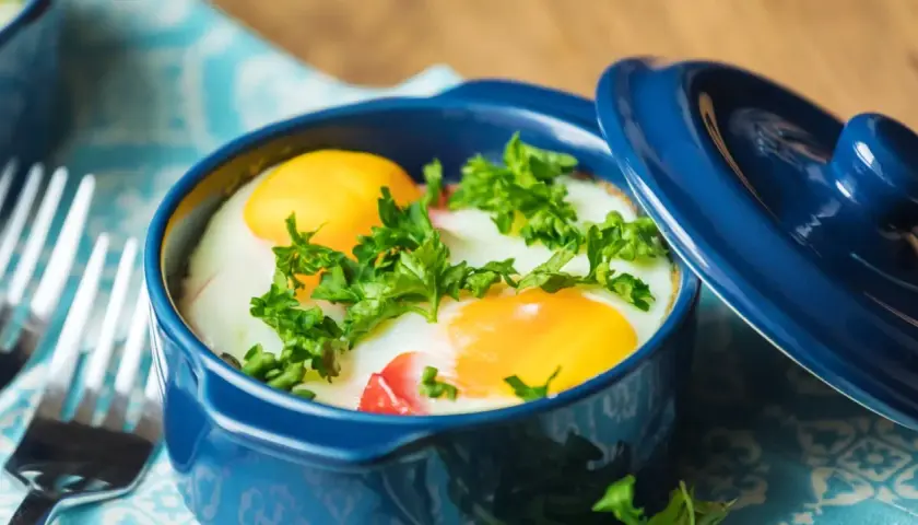 Œufs cocotte parfaits, prêts à déguster. Le temps de cuisson œuf cocotte four chaleur tournante est idéal pour un jaune coulant.