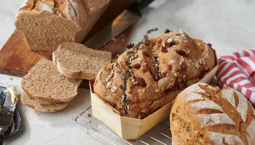 Verschiedene Brote, darunter ein Körnerbrot, das welches Brot hat am wenigsten Kohlenhydrate?
