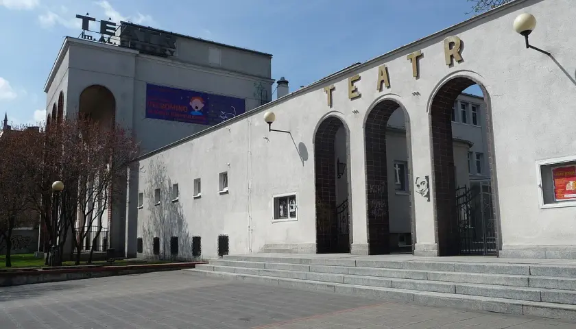 Teatr im. A. Fredry w Gnieźnie, z charakterystycznymi arkadami i napisem na fasadzie, zaprasza na kolejne spektakle.