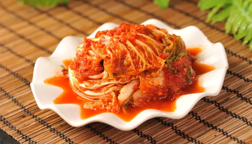 En skål med kryddig kimchi, perfekt för ditt nästa kimchi recept.