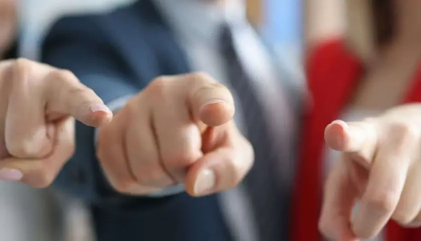 Dita puntate verso l'osservatore. Si usa per indicare, accusare o scegliere qualcuno.