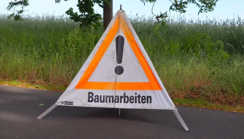 Warnschild mit Ausrufezeichen und der Aufschrift "Baumarbeiten". Als Baum 1, was darf ich?