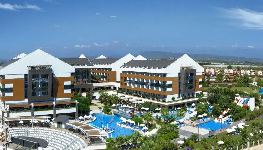 Nowe budynki hotelowe z basenami i zjeżdżalniami. Wiele osób odpoczywa, co może świadczyć o pozytywnych terrace elite resort opinie.