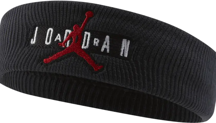 Czarna opaska na głowę Jordan z czerwonym logo Jumpman i białym napisem JORDAN. Idealna dla fanów sportowego stylu.