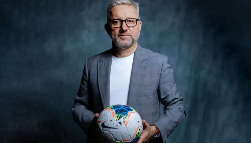 Jerzy Brzęczek, były selekcjoner kadry narodowej piłkarzy, trzyma piłkę nożną.